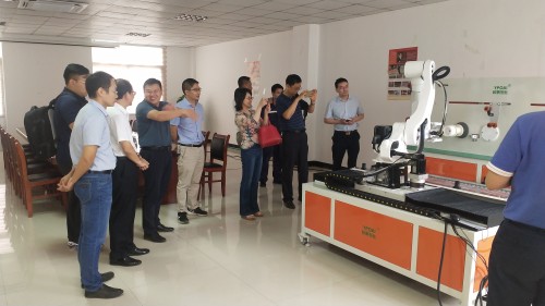 肖翔鹏副院长验收全自动上下料试验机